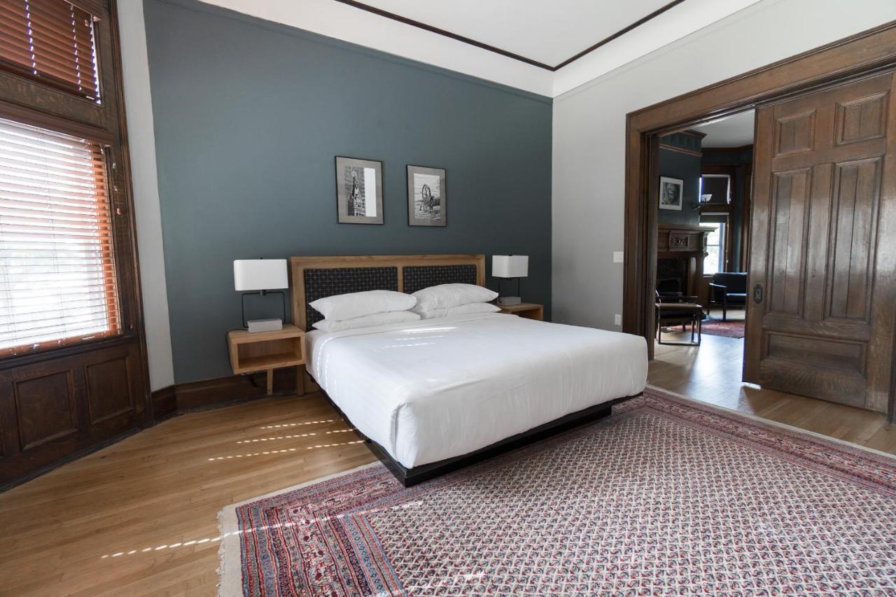 The Dubbel Dutch Hotel